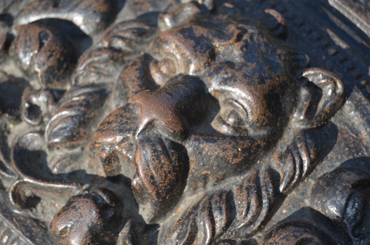 Fraaie, en zware, gietijzeren Kolenkit Leeuwenkop