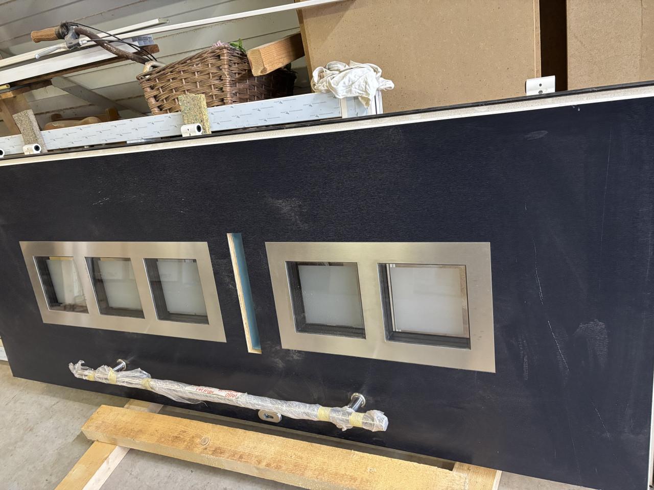 Nieuwe blauwe voordeur kunststof met rvs en raampjes