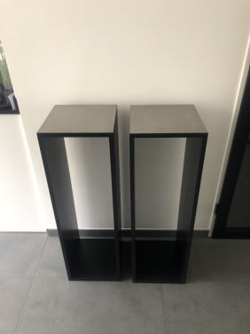 2 zwart houten zuilen