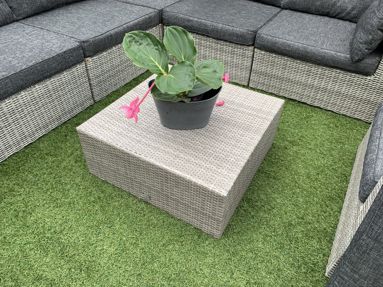 Loungeset riet, met kussens en tafel en stoel