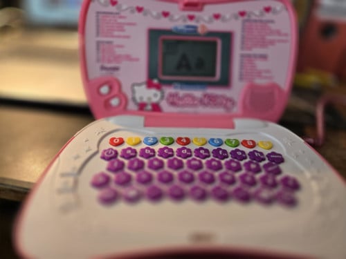 Hello Kitty laptop roze Clementoni Werkt op 2 batterijen inclusief.