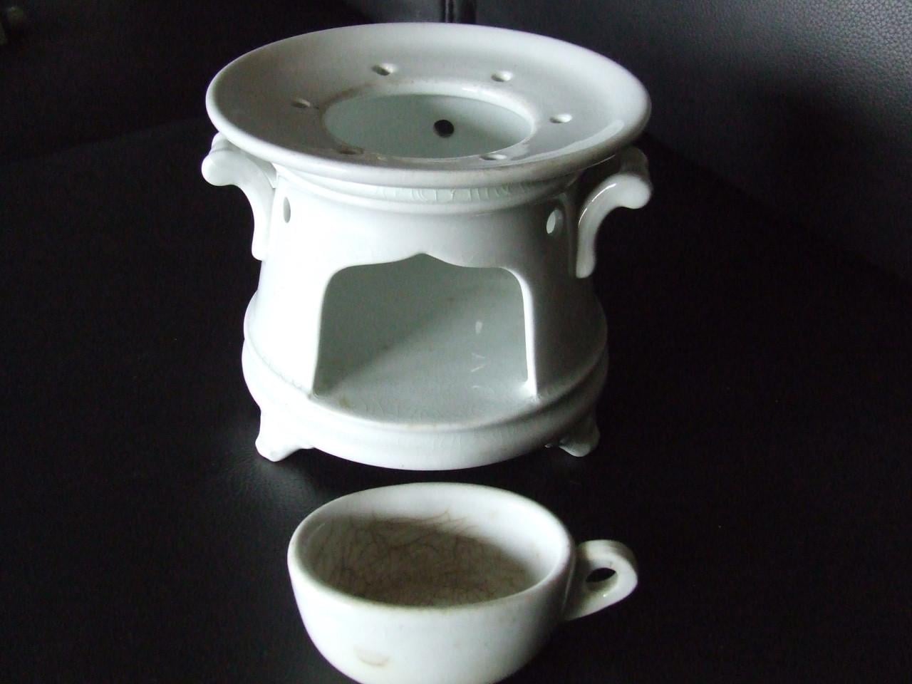 Petrus Regout wit theelicht op pootjes met vetschuitje