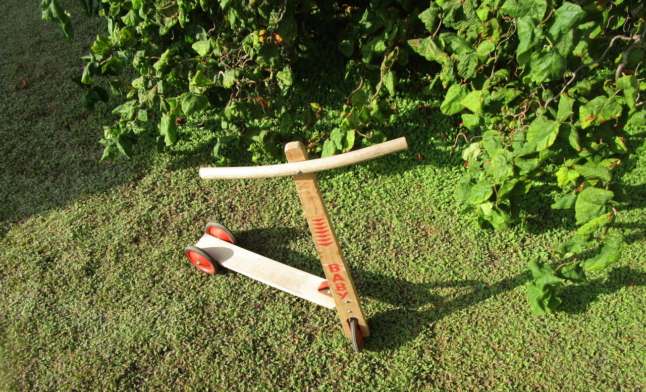 Houten stepje met 3 wielen.