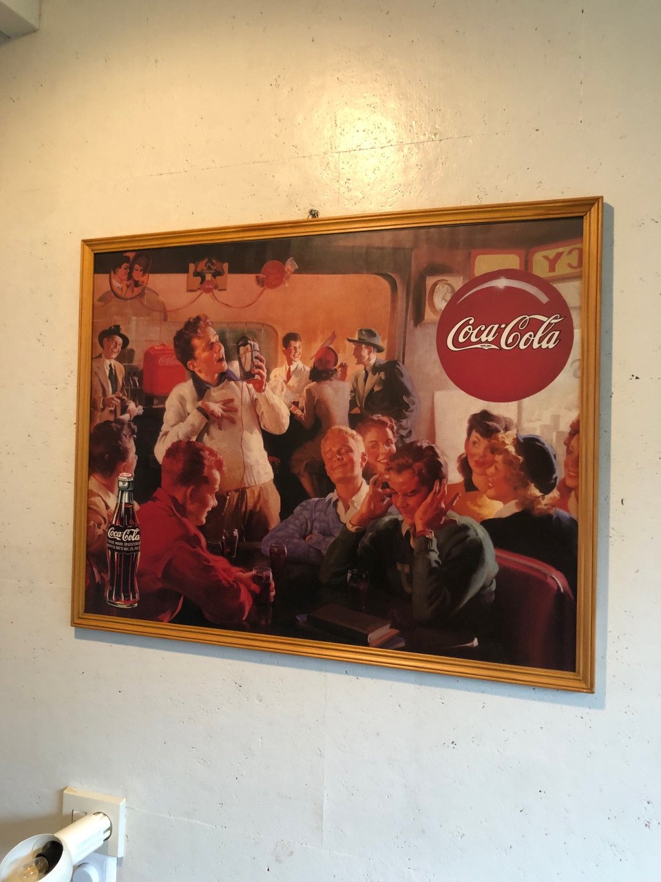 Coca cola poster ingelijst achter ontspiegeld afm 72x57cm.