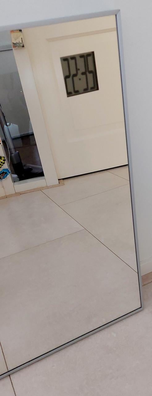 Badkamerspiegel met tijd en datum