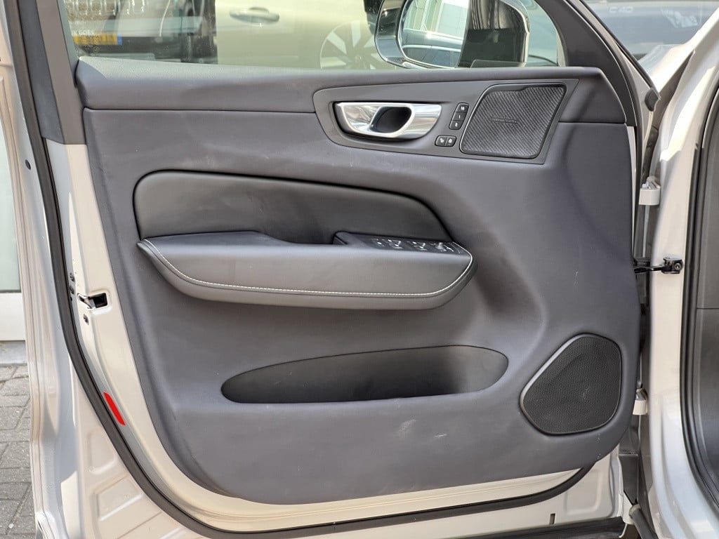 Volvo XC60 t6 340pk recharge r-design| luchtvering| panodak| adap.cruise| 3