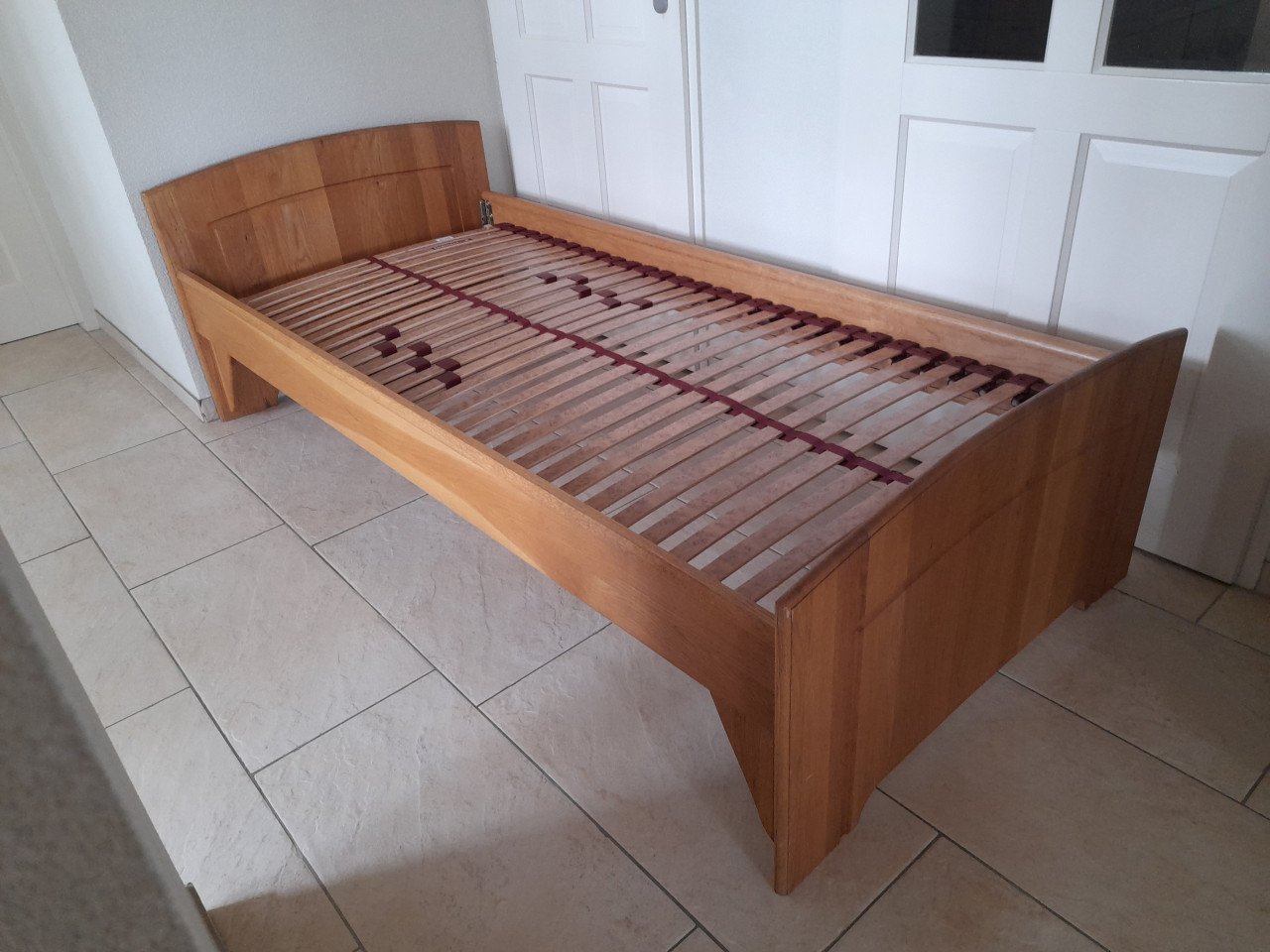 Massief houten 1 Persoons bed 90 x 200 (in goede staat )