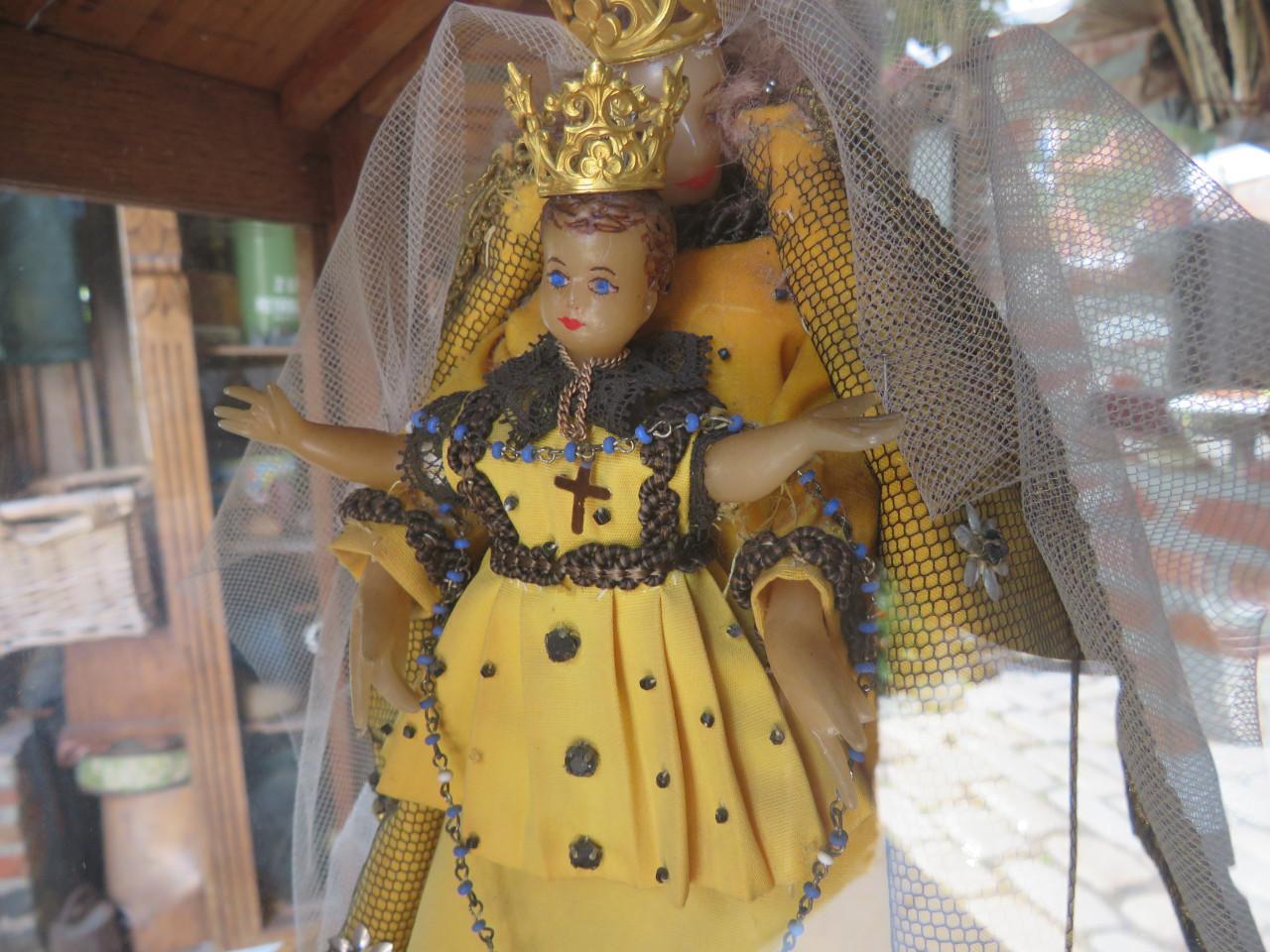 Vintage houten kapelletje met wassen Maria en kindje Jezus.