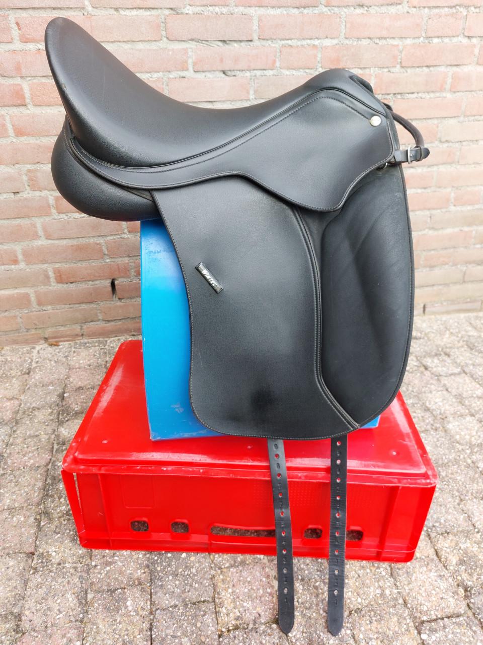 Wintec 500 Dressuurzadel – 17 inch – Wolgevuld (Complete set)