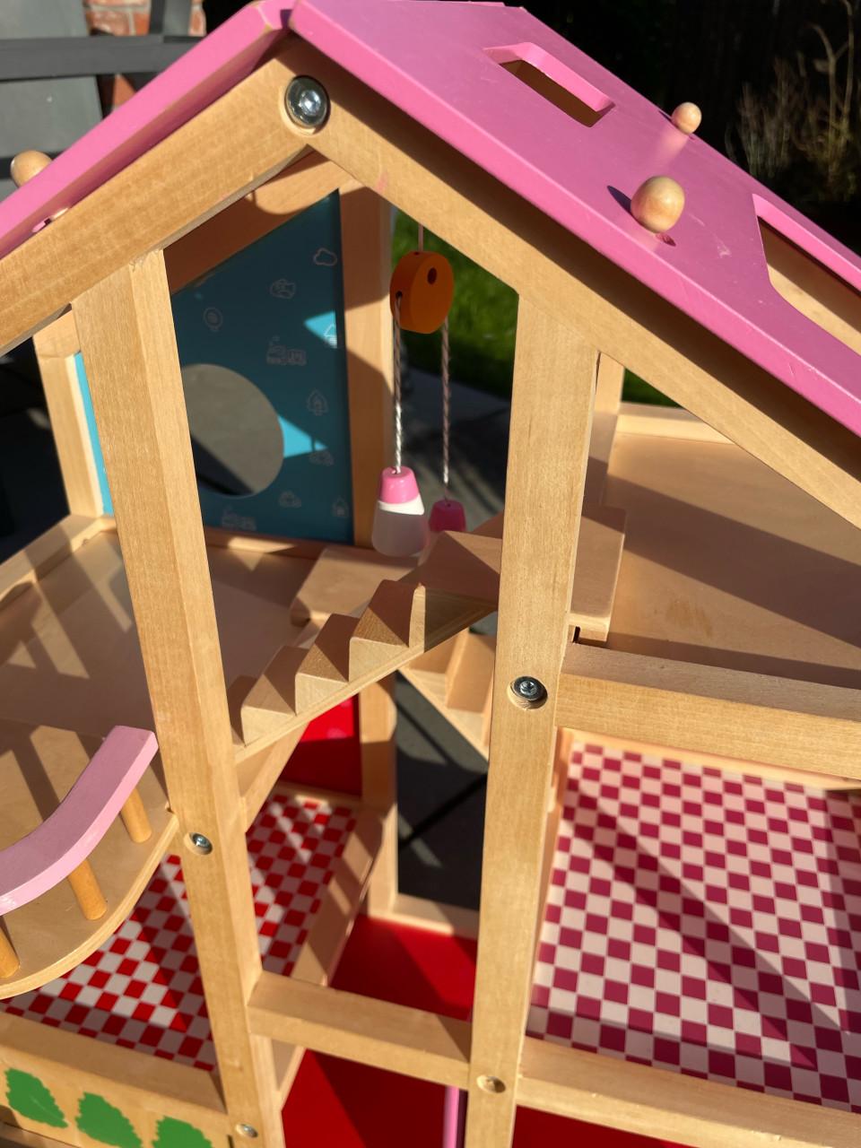 Houten poppenhuis met meubels en 4 poppetjes