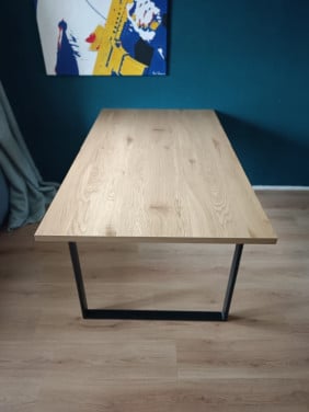 Eettafel met een tafelblad in deco fineer met een eiken look