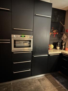 Keuken zwart met stenen werkblad