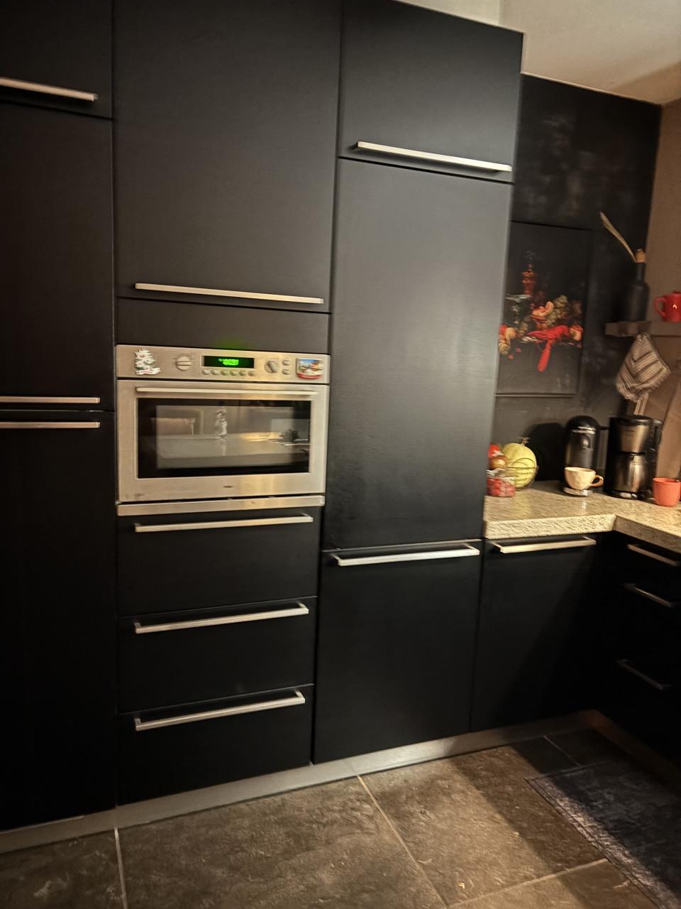 Keuken zwart met stenen werkblad