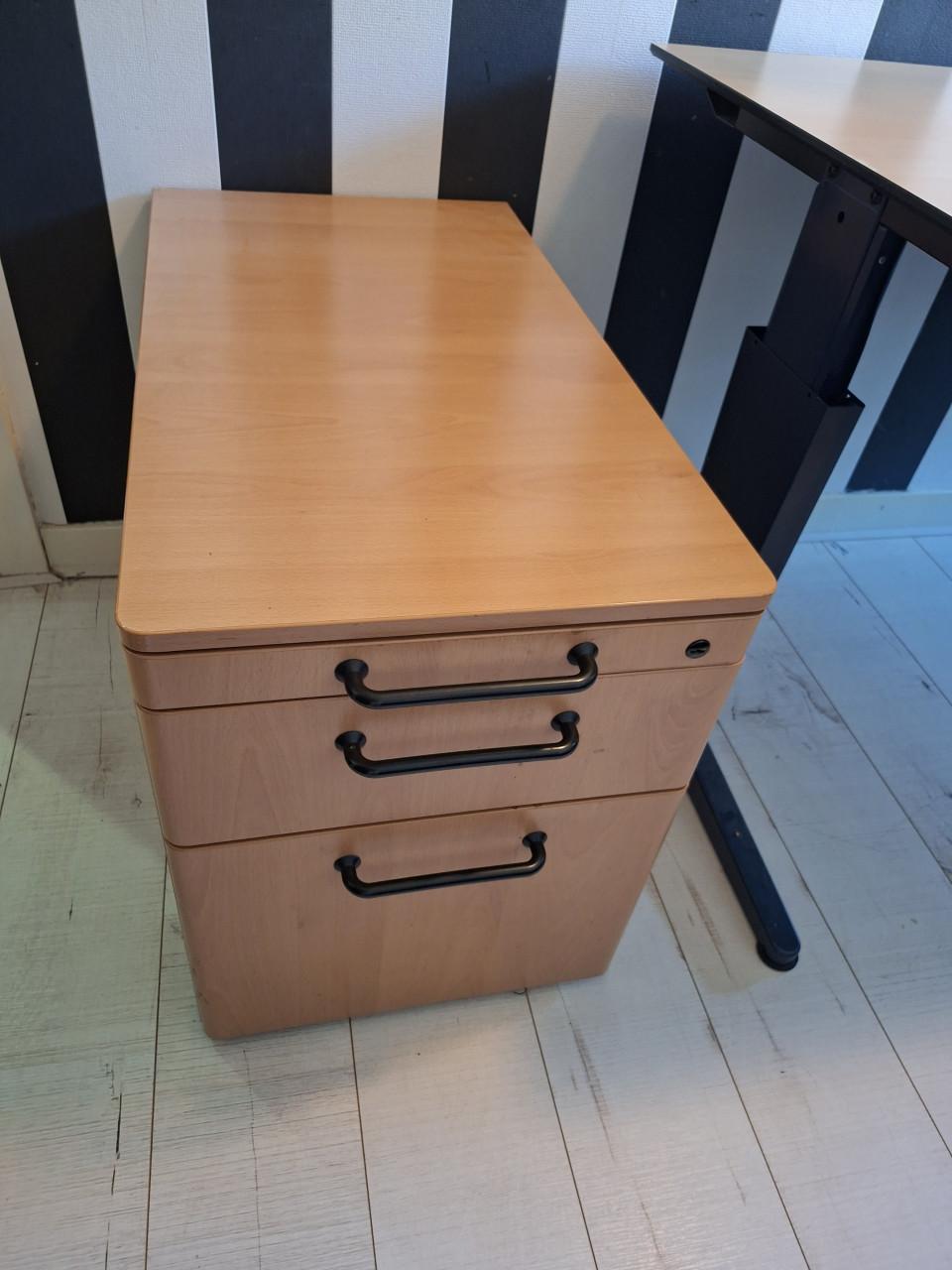 Hoekbureau met ladeblok en 2 roldeur archiefkastjes Professionele kwaliteit