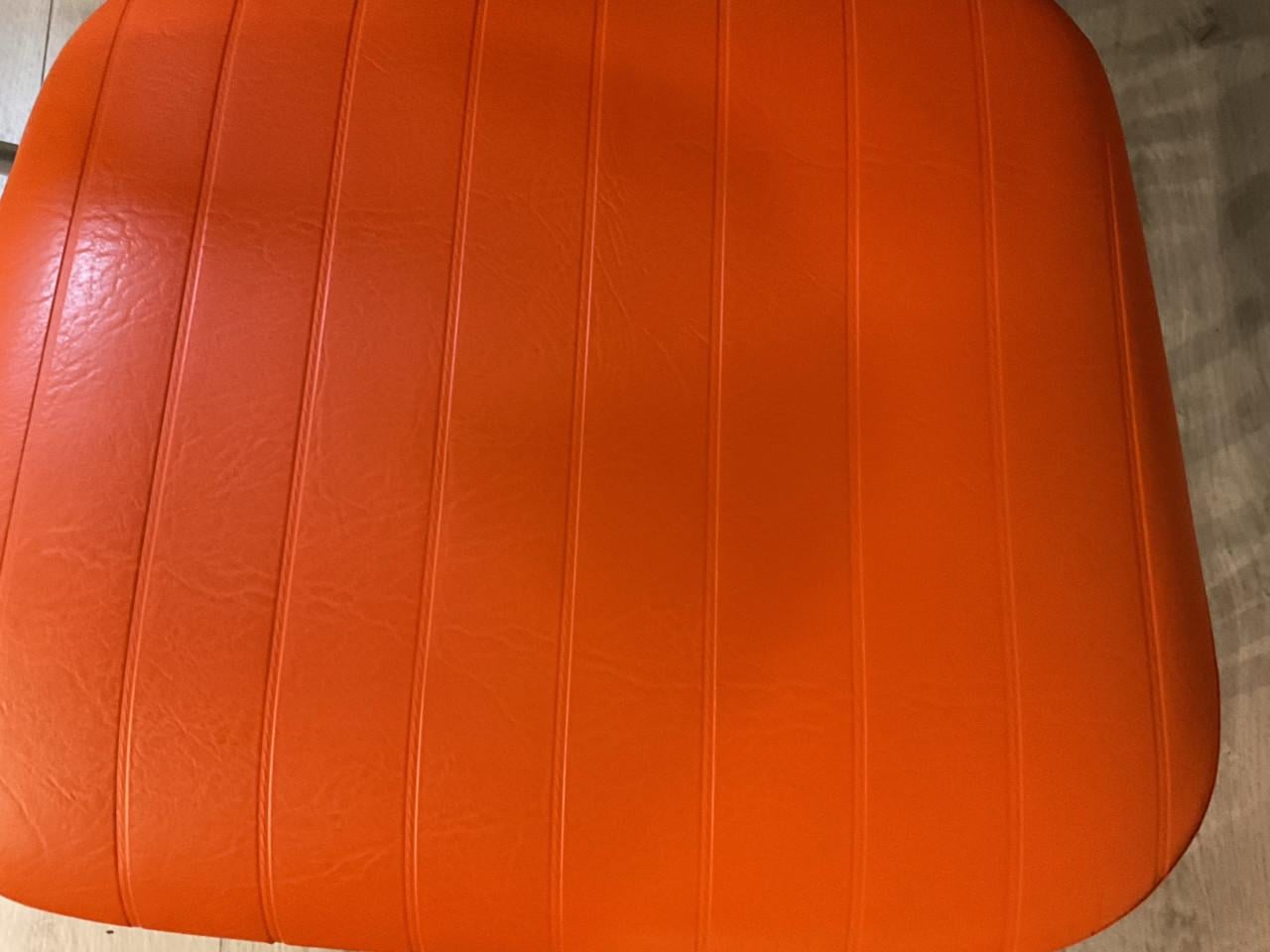 Vintage oranje stoeltjes