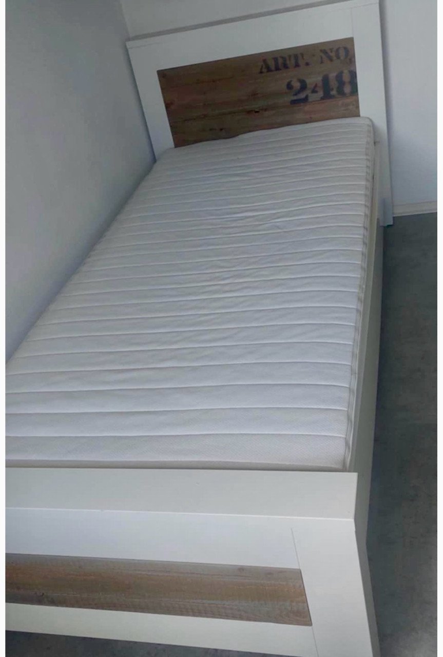 Kinderkamer: bed, nachtkastje, ophang plank en bureau
