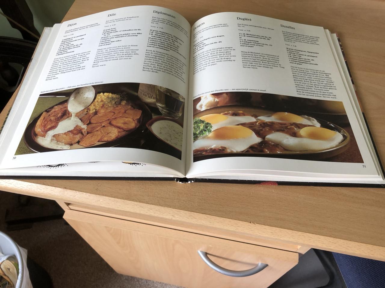 Te koop kookboek over sauzen.(nieuw).