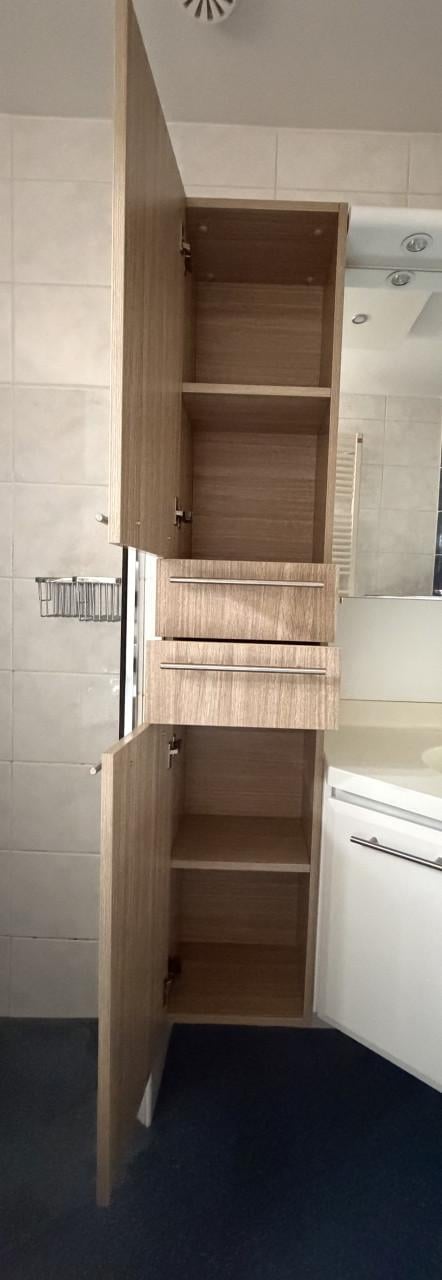 Hoge badkamerkast met lades en planken