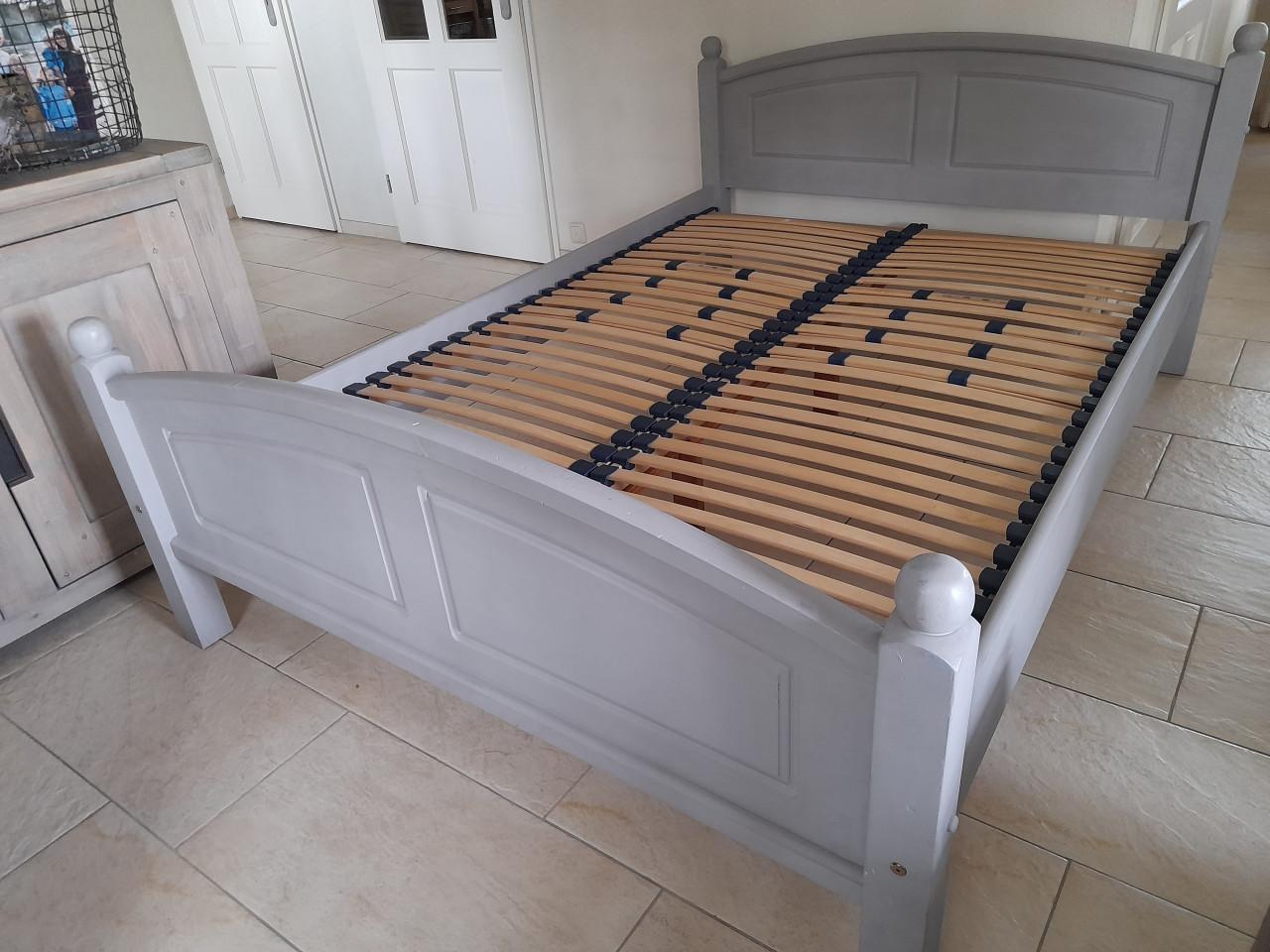 Massief houten 2 Persoons bed 140 x 200 (in goede staat )