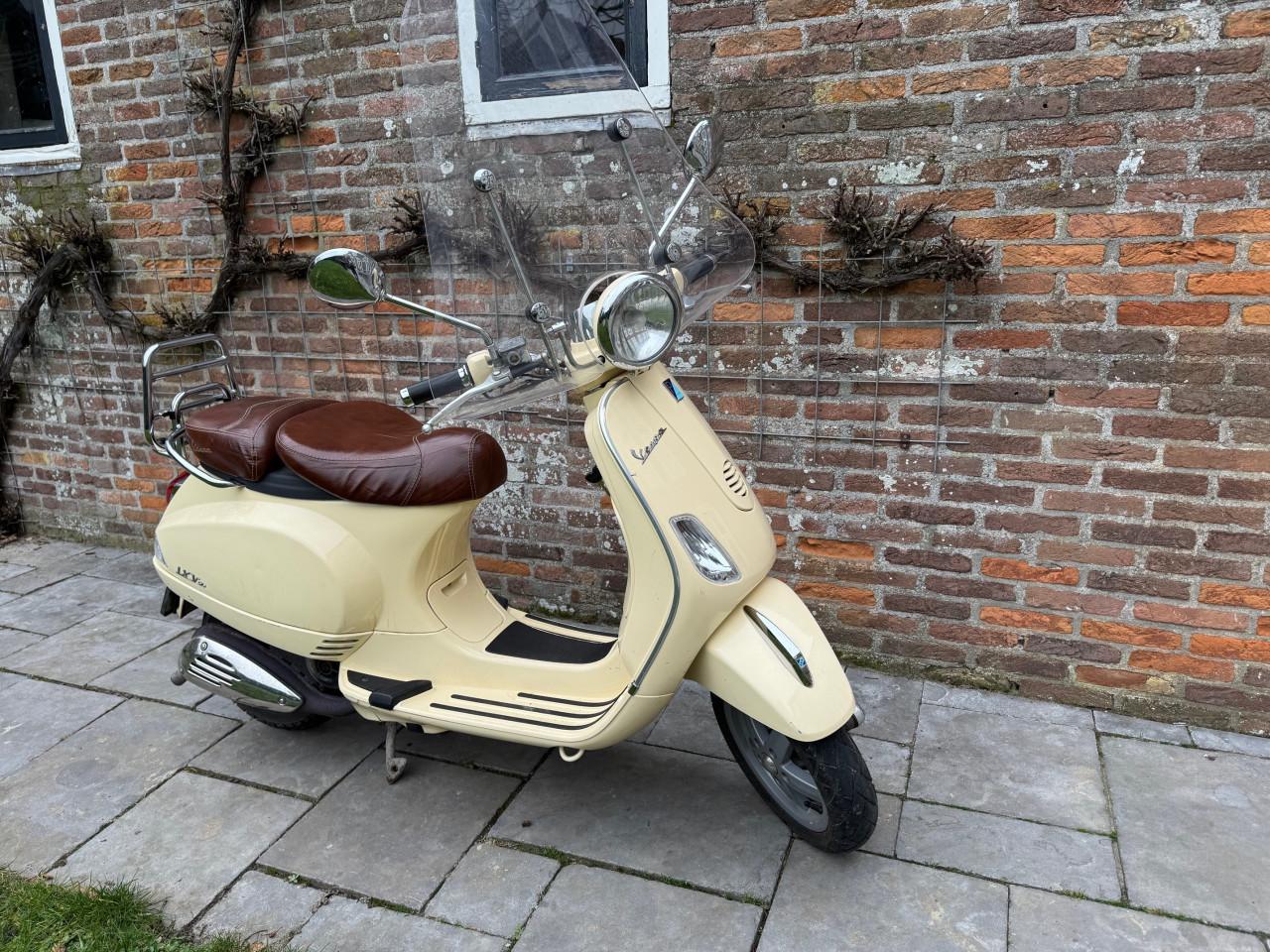 Hele mooie Vespa Piaggio c38, bruin lederen zadel uit 2010