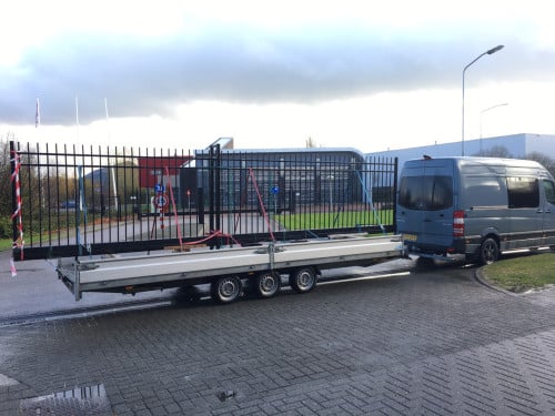 TE HUUR: GROTE AANHANGER / OPRIJWAGEN.