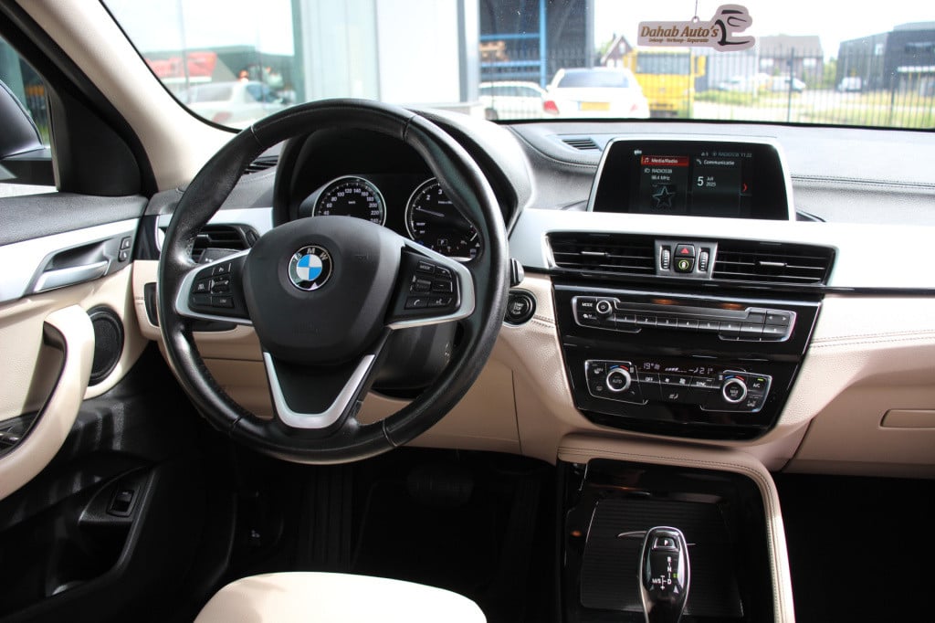 BMW X2 sdrive18i executive | leder | achteruitrijcamera | navi |