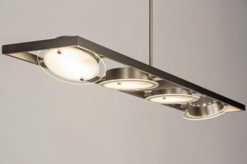 Moderne balk- of hanglamp voor boven de eettafel