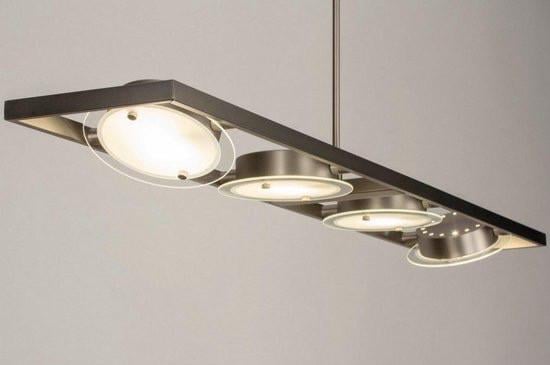 Moderne balk- of hanglamp voor boven de eettafel