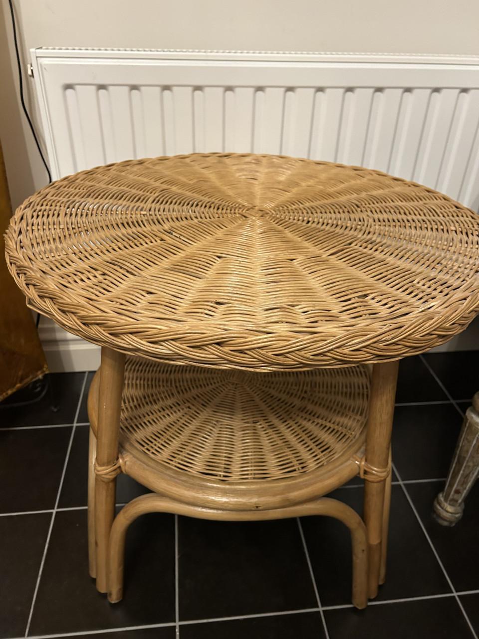 Rieten bijzet tafeltje