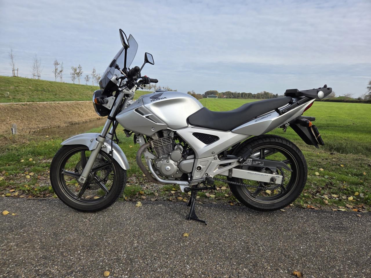 Honda CBF250 2007 met topkoffer en windscherm