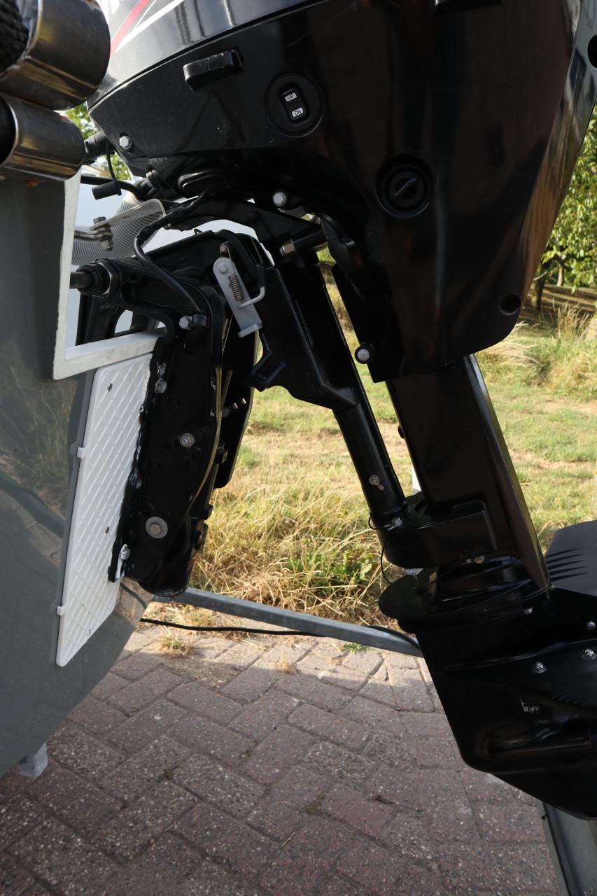 Nette boot met Mercury 20 pk buitenboordmotor en Marlin trailer