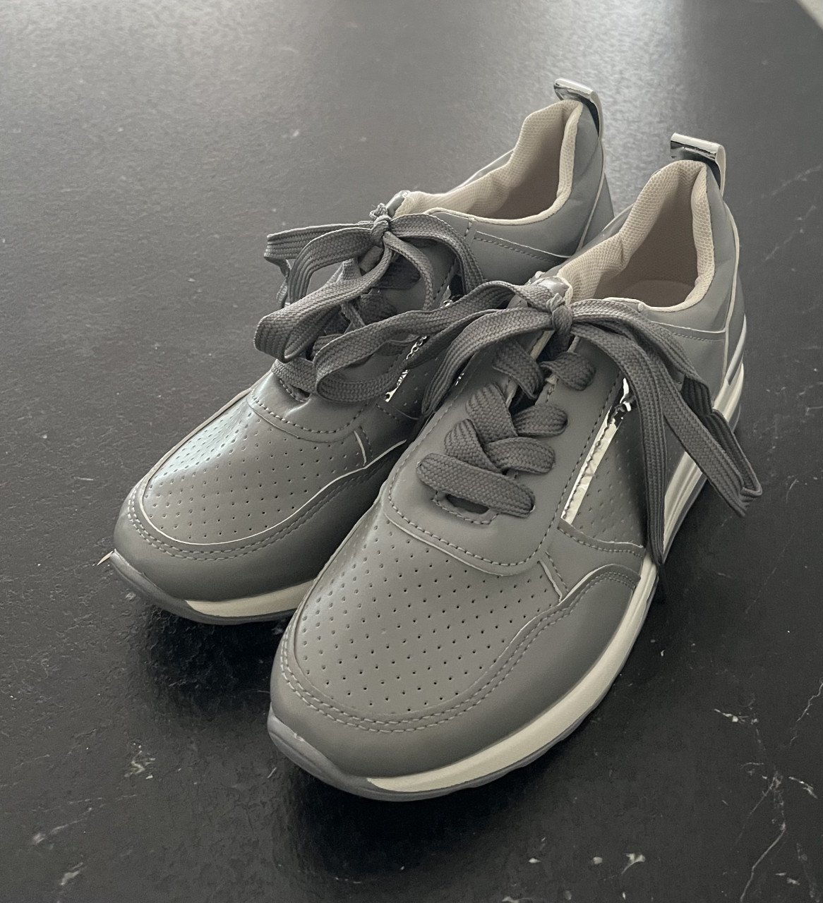 Nieuwe grijze damessneakers maat 38