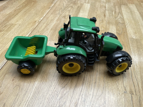 Te koop  leuke speelgoed tractor met aanhangwagen