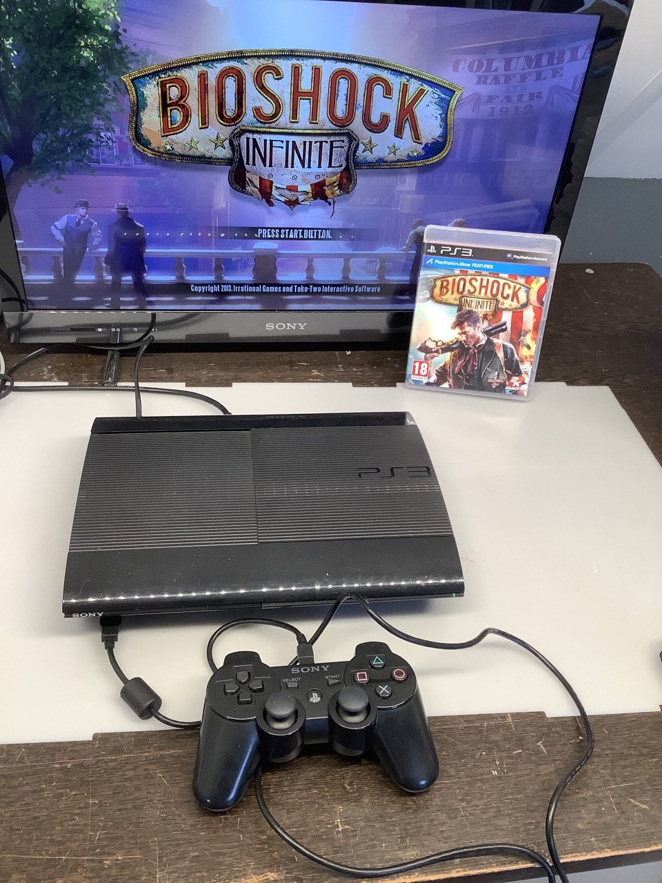 PlayStation 3 slim met 2 controllers en veel spellen.