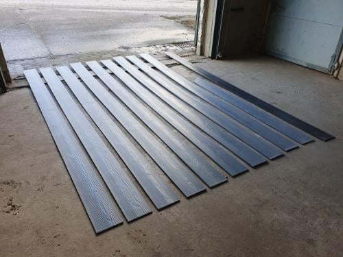 Antraciet grijze Cedral planken gevelbekleding.