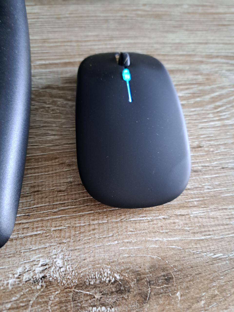 PC i5-2500 met toetsenbord en draadloze oplaadbare usb/bluetooth muis.