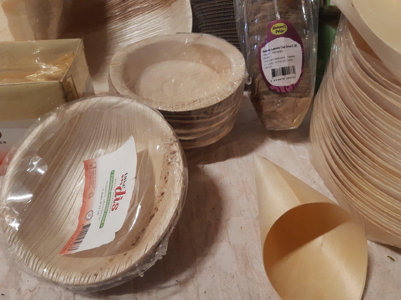 Diverse schaaltjes van palmblad, hout en bamboe