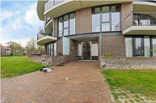 Een luxueus instap klaar appartement op de 2e woonlaag met een groot balkon