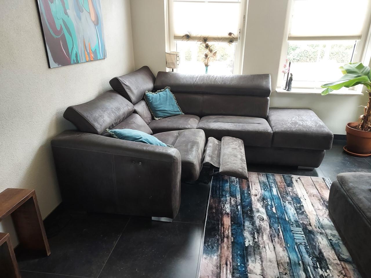 Comfortabele antracietkleurige hoekbank met uitklapbaar voetstuk  I.