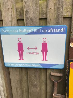 Even naar buiten  ?  Blijf op afstand !