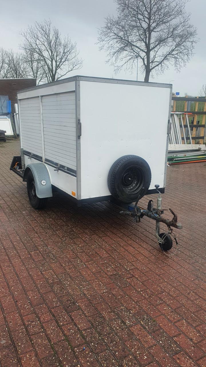 TE KOOP DICHTE AANHANGER