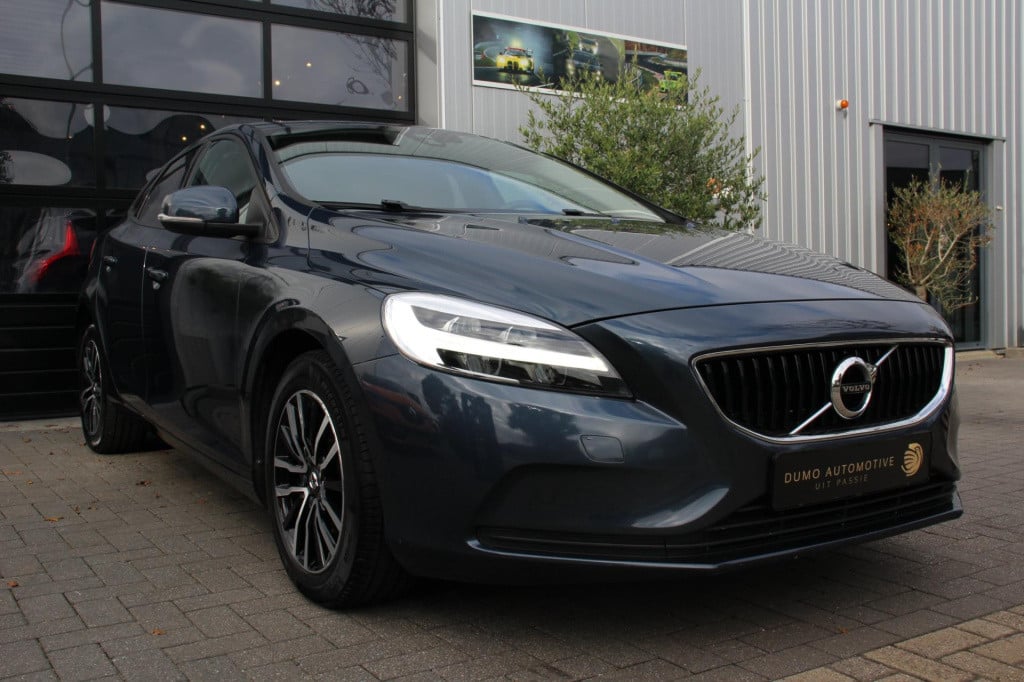 Volvo V40 2.0 t2 momentum - navi - cruise - grootlicht ass - led - pdc - st