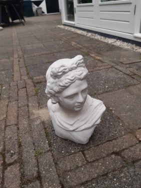 Betonnen beeld geen koeriersdiensten