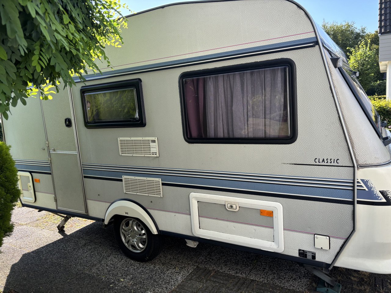 Caravan Hobby Classic met voortent, uitbouw en luifel