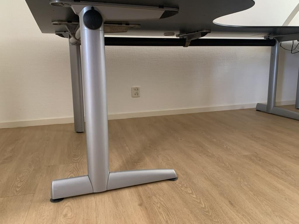 Groot bureau (tafel met verrijdbare ladenkast)