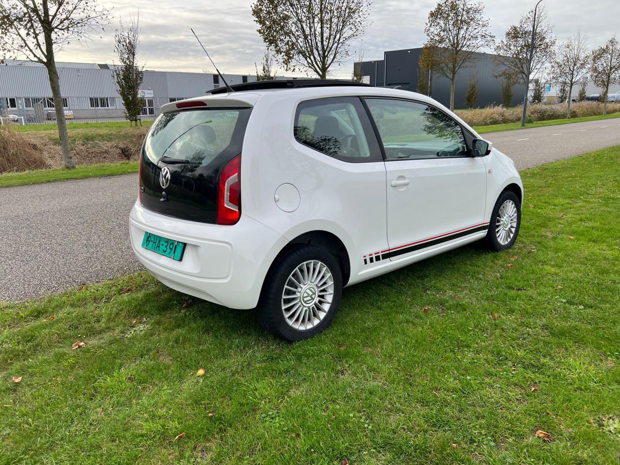 Als nieuw, VW Up uit 2013 met slechts 67.000 km Panoramadak!!