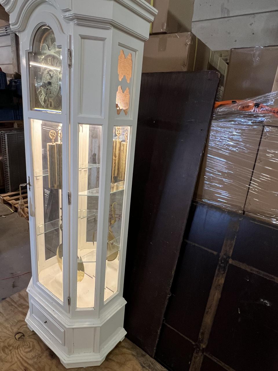 Staande klok met vitrine