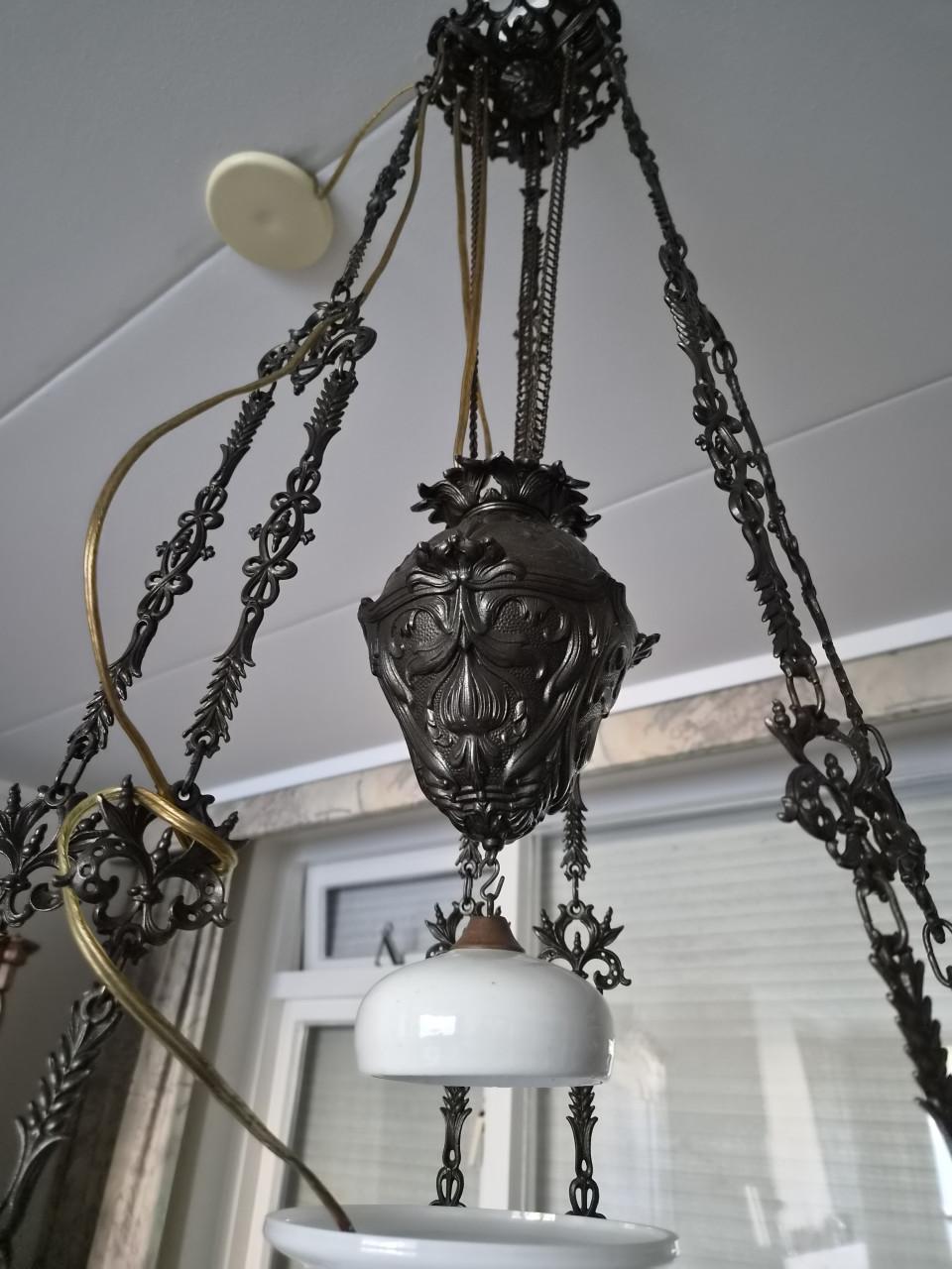 Oude olielamp met elektrische lamp