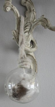 Kerstbal transparant met veertjes erin en beige  wollen touw