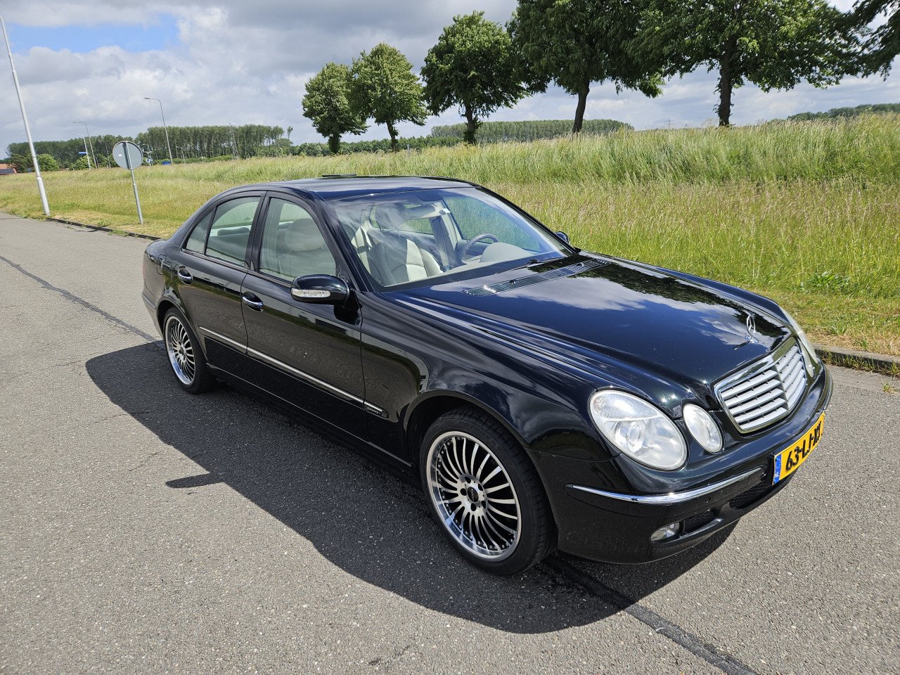 * MERCEDES E 320 BENZINE * NL AUTO * 225.831 KM N.A.P. *
